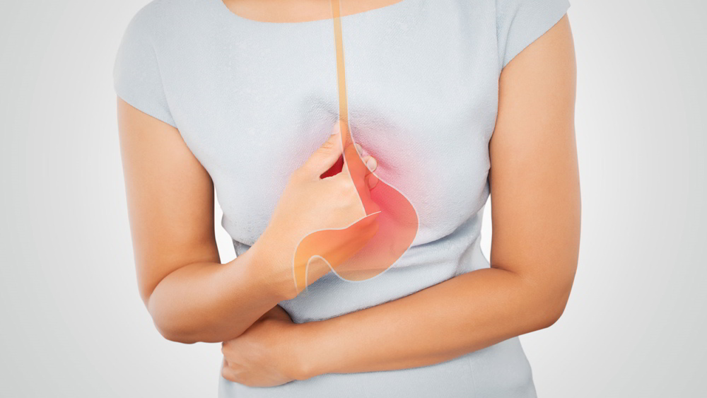 درد سمت راست سينه نشانه چيست؛ علل و درمان
