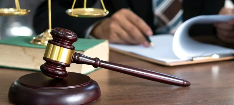 گرفتن وکیل کیفری کجا لازم است؟