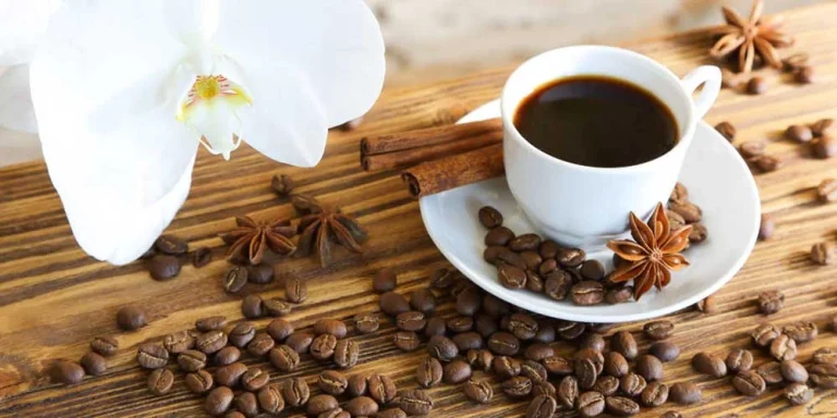 چرا وقتی قهوه میخورم تپش قلب میگیرم؟
