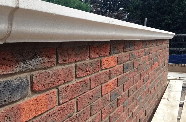 What factors does the fee for building facade flushing depend on?