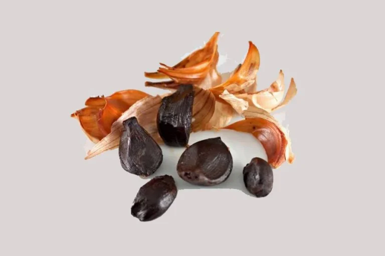سیر سیاه چیست؟ خواص شگفت انگیز، طرز تهیه در خانه و عوارض مصرف (1405)