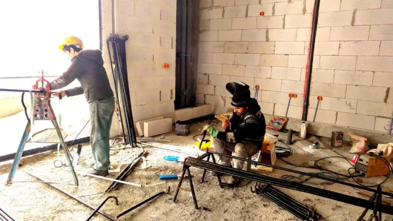 راهنمای جامع لوله کشی گاز در تهران: مراحل، هزینه ها و نکات ایمنی سال 1405
