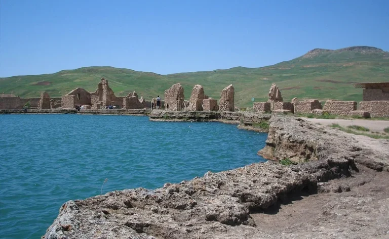تخت سلیمان؛ تقاطع تاریخ، اسطوره و طبیعت در دل آذربایجان