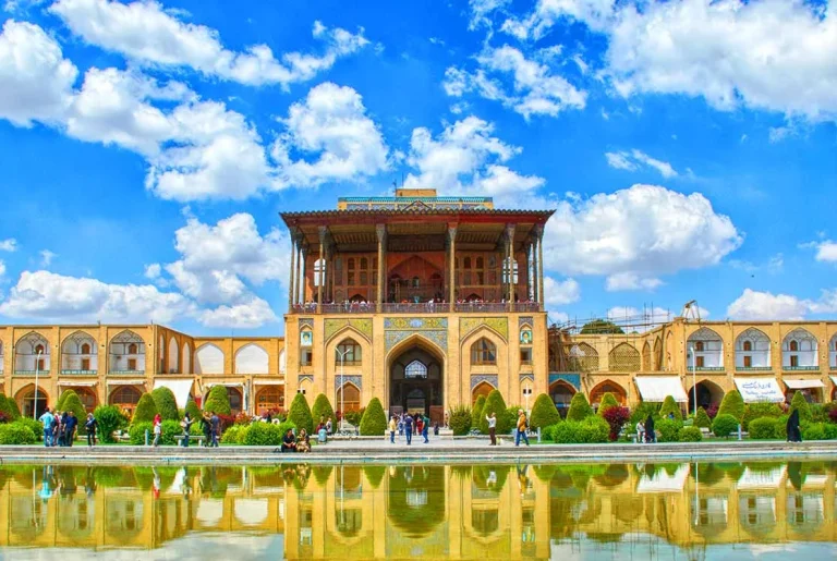 کاخ عالی قاپو اصفهان؛ بررسی جامع تاریخچه، معماری و راهنمای بازدید