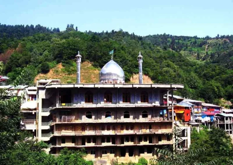امامزاده ابراهیم: سفری به آرامش در دل تاریخ و معماری بوئین زهرا