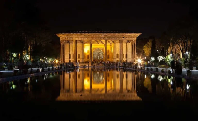 کاخ چهل ستون اصفهان؛ راهنمای کامل بازدید، تاریخچه و شاهکارهای معماری صفوی